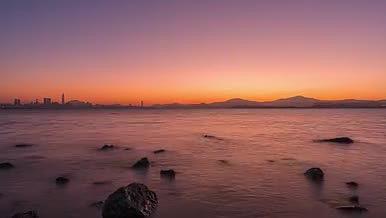 4k深圳湾公园清晨海边日出延时视频的预览图